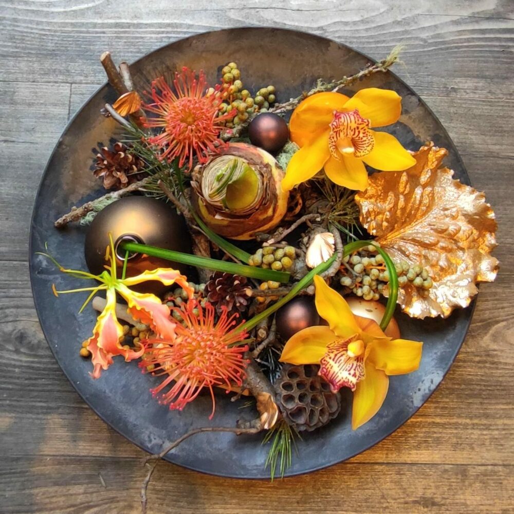 Opgemaakte schaal goud en geel met amaryllis bol